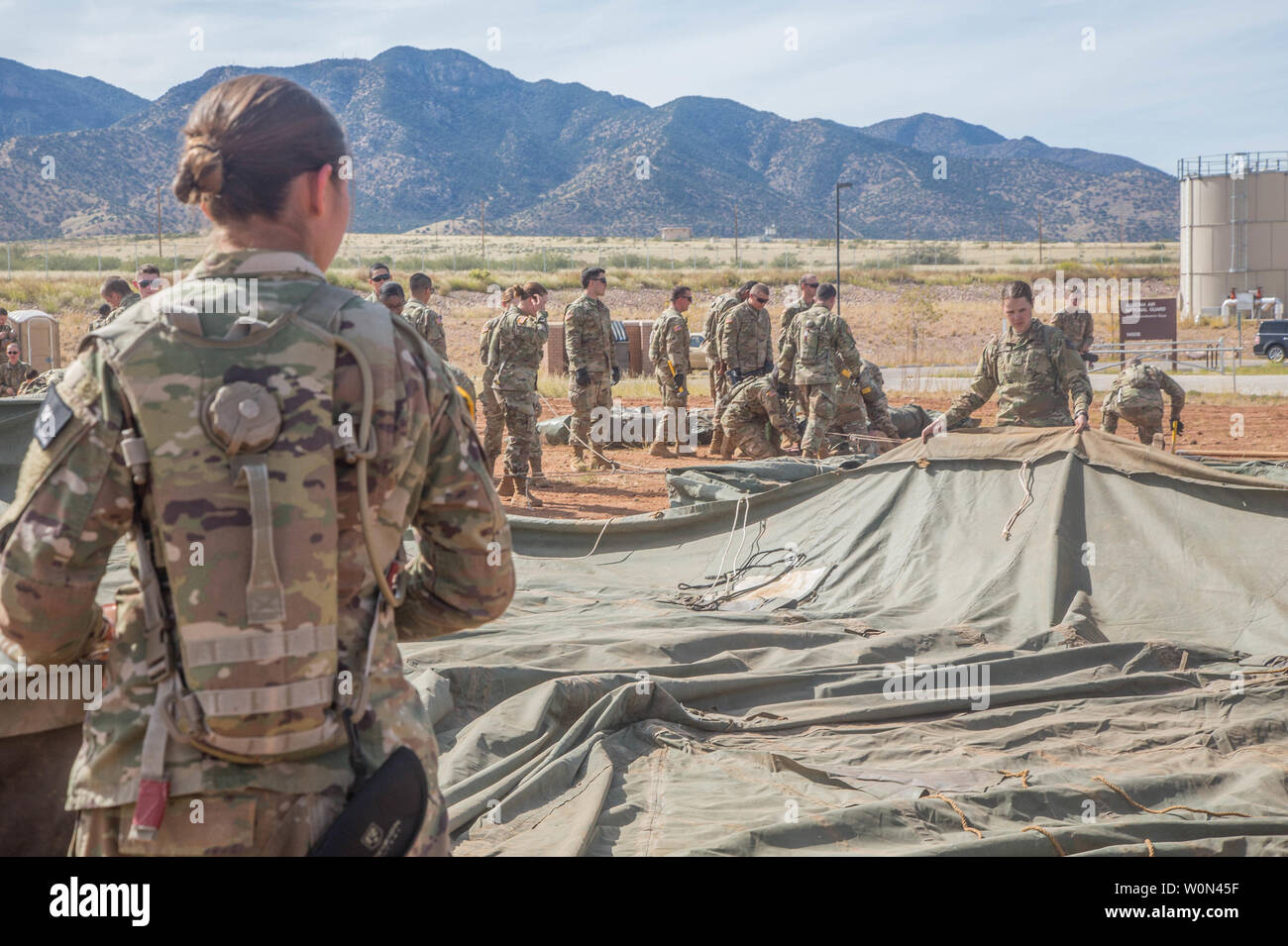 Soldados Del Ejercito De Estados Unidos Asignado Al Batallon De Inteligencia Militar 309 º Y 305 º Batallon De Inteligencia Militar Las Posiciones Donde La Tienda Que Se Esta Estableciendo En Fort Huachuca Arizona