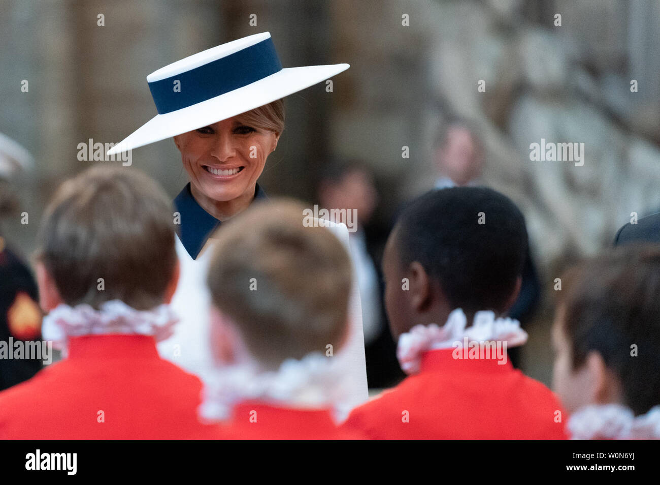 La Primera Dama Melania Trump saluda a los miembros del coro de Westminster  el 3 de junio de 2019, durante una visita a la Abadía de Westminster en  Londres. Foto de la