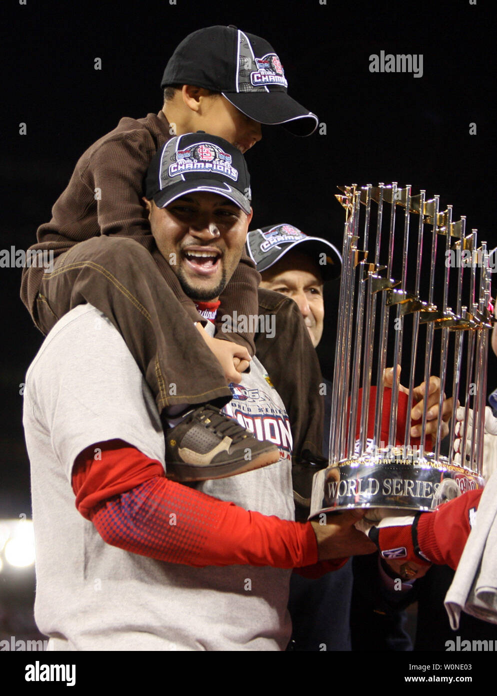 La Infielder De Los Cardenales De San Luis Albert Pujols 5 Con Su Hijo A J Sobre Sus Hombros Se Aferra A La Serie Mundial Tropy Despues Los Cardenales 4 2 Victoria Sobre Los