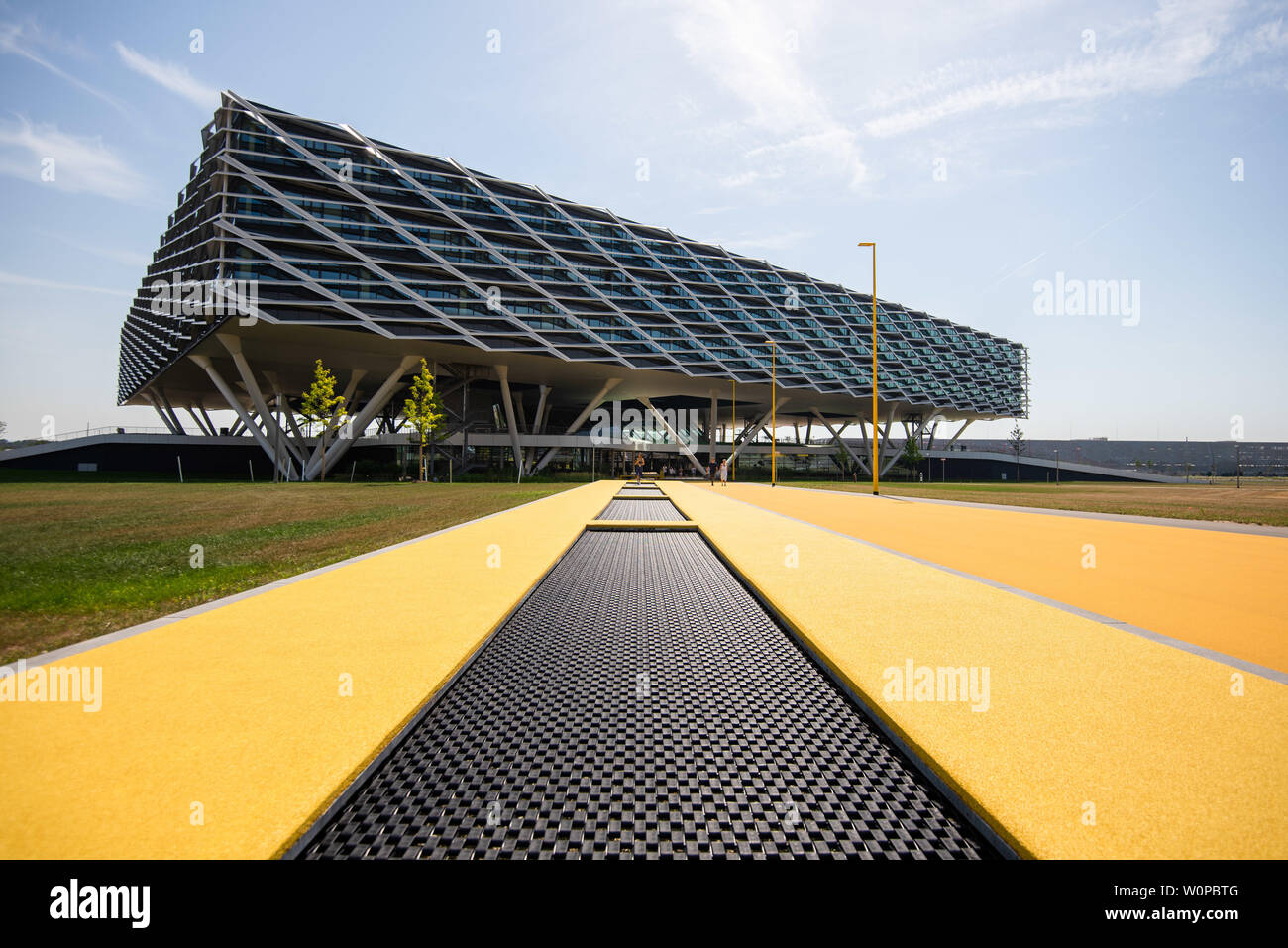 Herzogenaurach, Alemania. El 26 de junio, 2019. El nuevo edificio de  oficinas de 'Arena' de Adidas. Trampolines para los empleados están  incorporados en la ruta. En el 70º año de su existencia,