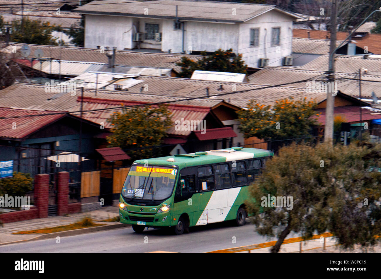 SANTIAGO, CHILE - Agosto 2018: un pequeño autobús de transporte público cerca de la estación de Cerrillos en Santiago. Foto de stock