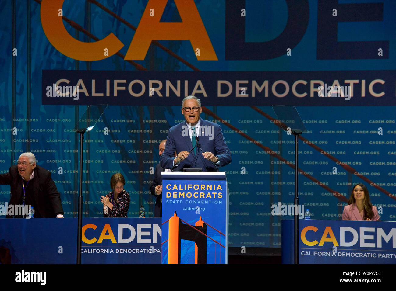 San Francisco, CA - Junio 01, 2019: El candidato presidencial Jay Inslee, regulador de Washington, hablando en la Convención Nacional Demócrata en Moscone Foto de stock