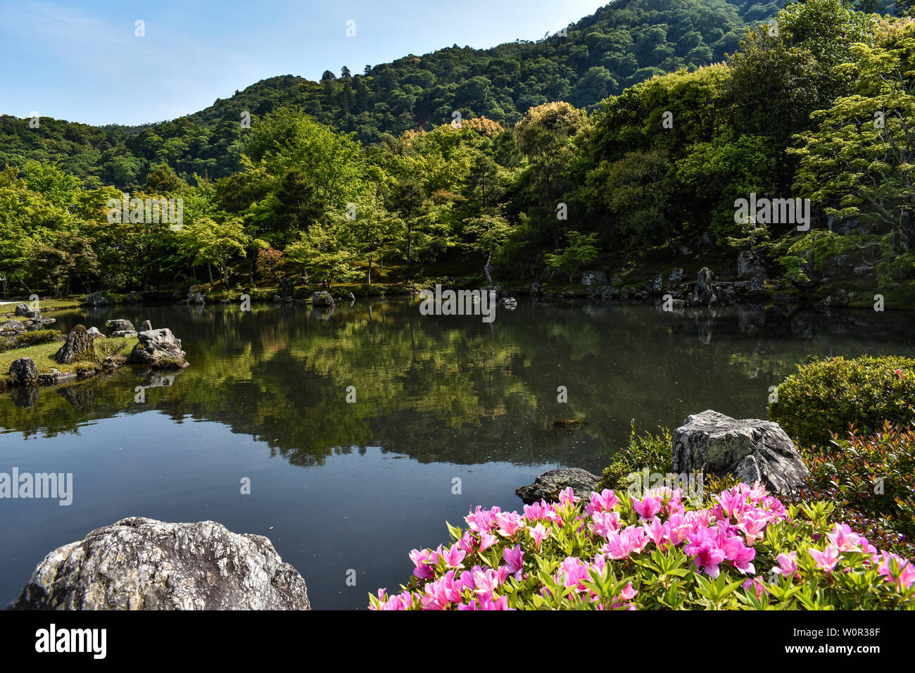 Un hermoso lago en Kyoto, Japón en el santuario Fushimi Inari. Foto de stock