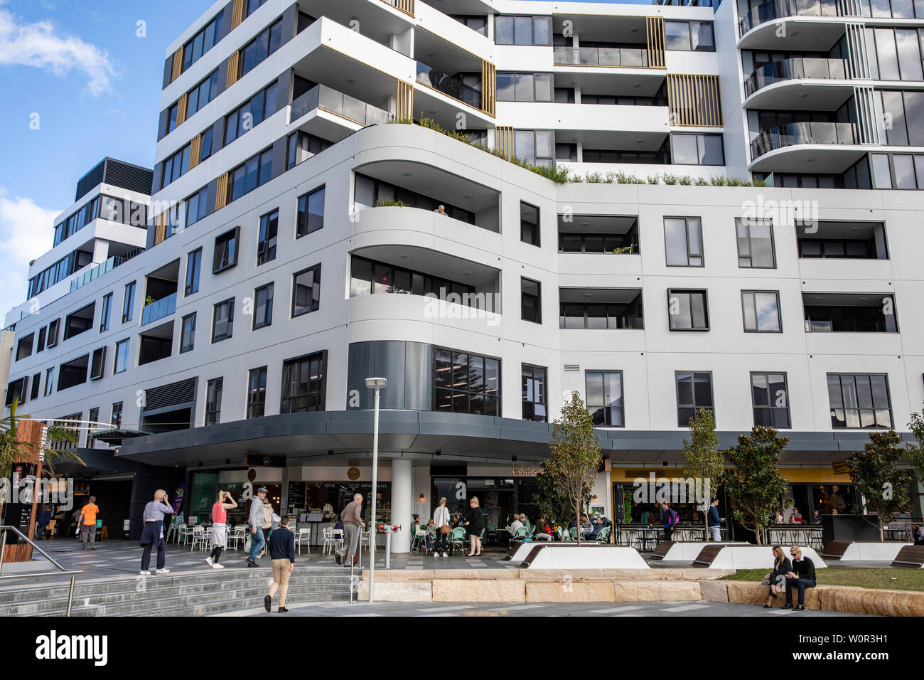 Meriton Dee Why regeneración urbana desarrollo con nuevos rascacielos de vivir en un apartamento y retail precinct, playas del norte de Sydney, Australia Foto de stock