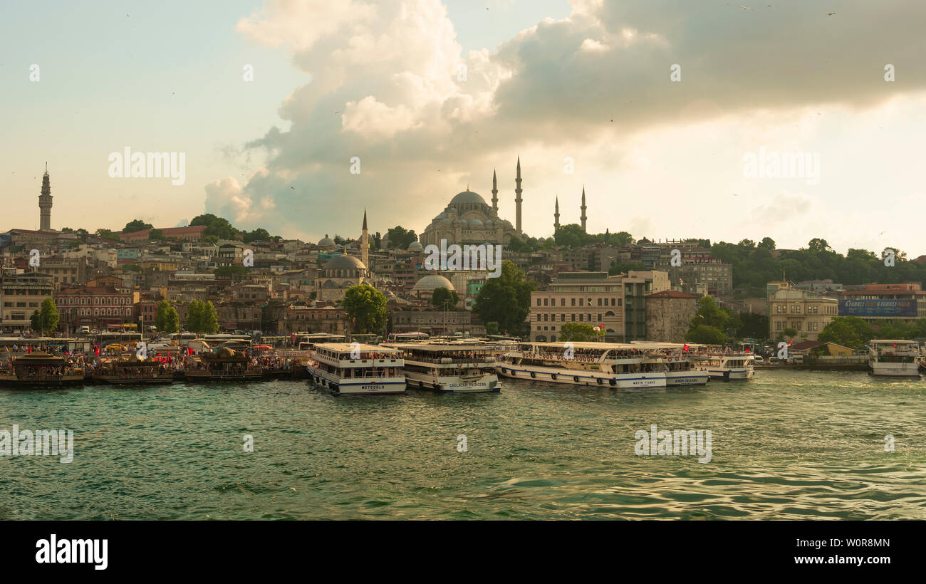 EMINONU, Estambul, Turquía, el 26 de junio de 2019.Los barcos tradicionales en el distrito de Eminonu. Estambul es uno de los más famosos lugares de turismo. Turismo Foto de stock