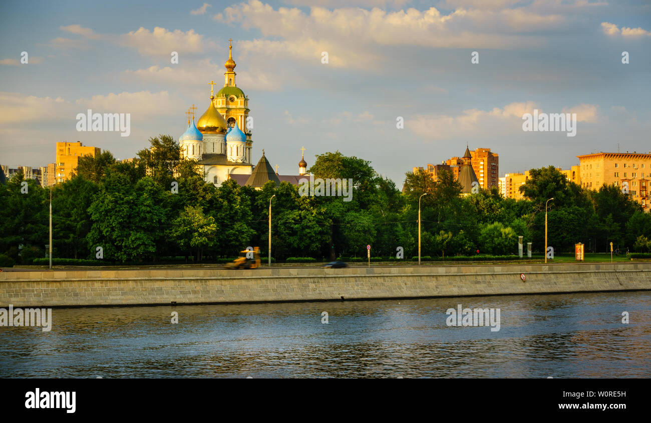 Vista del monasterio Novospassky desde el río Moscú en Moscú, Rusia Foto de stock