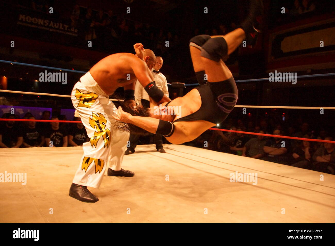 Kiel, Alemania. 20 Jan, 2018.La lucha entre App Singh y ex luchador de WWE y TNA Joe E. Legend para el Campeonato máximo Foto de stock