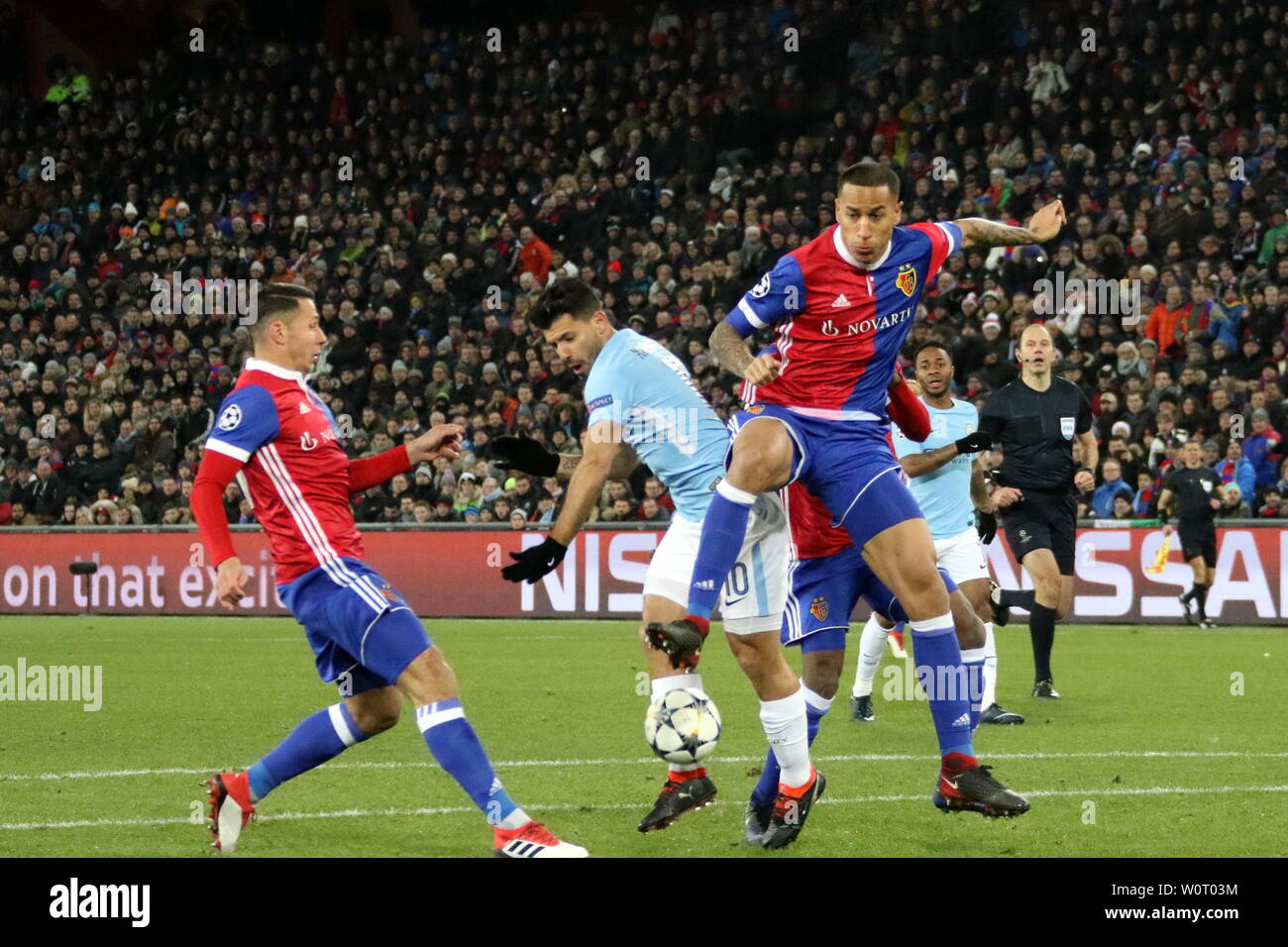 V. li. im Zweikampf: Sergio Agüero erobert sich gegen zwei Basler Spieler den Bola - fussball-CL: Achtelfinale, FC Basel vs. Manchester City Foto de stock