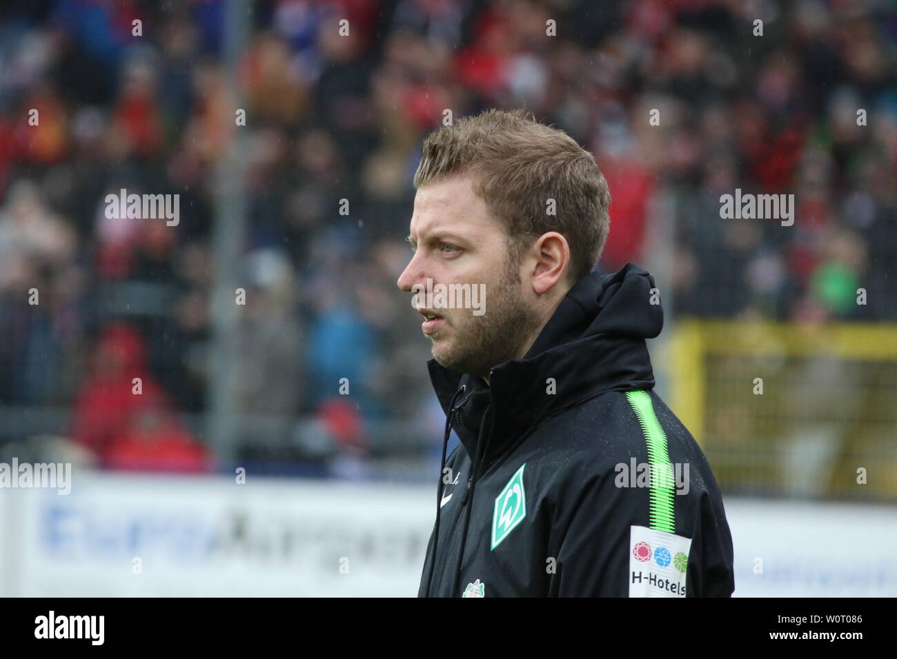 Formador Florian Kohfeldt (SV Werder Bremen), 1. BL: 17-18 -23. Spieltag - Freiburg vs. Bremen Foto de stock