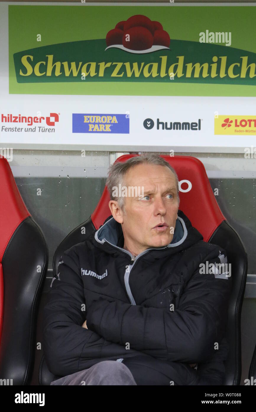 Entrenador Christian Streich (Freiburg) auf der Trainerbank, 1. BL: 17-18 -23. Spieltag - Freiburg vs. Bremen Foto de stock