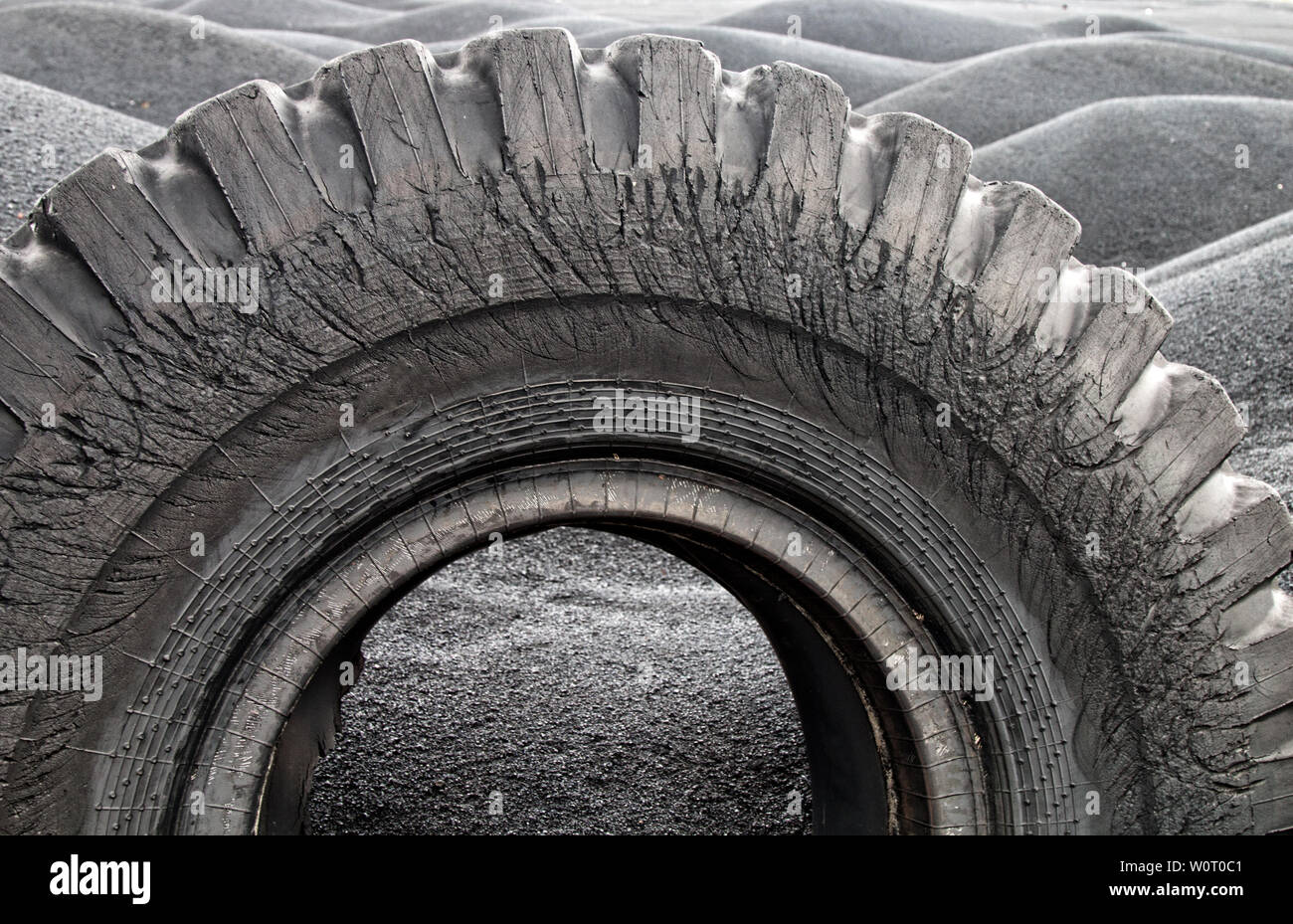 Cubierta de neumáticos para camiones entre la arena negra. Neumáticos real  superará incluso el desierto negro, foto está destinado para la publicidad  de alta calidad, el desgaste de las ruedas res Fotografía