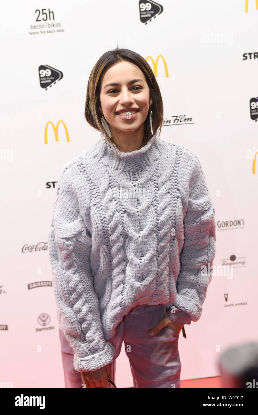 Gizem Emre bei der Verleihung des 99 Fire Award im Admiralspalast en Berlin  am 21.02.2018 Fotografía de stock - Alamy