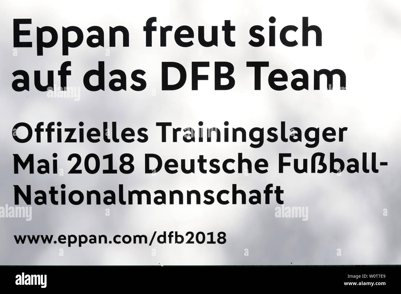 Hinweisschild auf das DFB-WM-Trainingslager Suedtirol 2018 Foto de stock