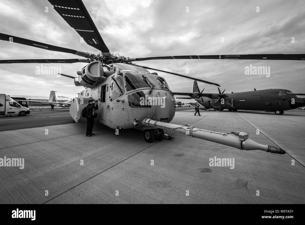 Berlín, Alemania - 25 de abril de 2018: Cargas Pesadas helicóptero Sikorsky CH 53K Rey semental por la Infantería de Marina de Estados Unidos en el aeródromo.blanco y negro. Exposición ILA Berlin Air Show 2018 Foto de stock