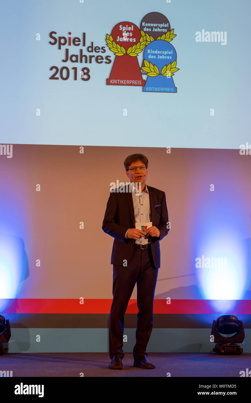 Pressekonferenz zum 'piel des Jahres 2018' im Berliner Swissotel. Hier Der Erfinder gewann Michael Kiesling mit dem Spiel "Azul" den Preis für das Spiel des Jahres. Foto de stock