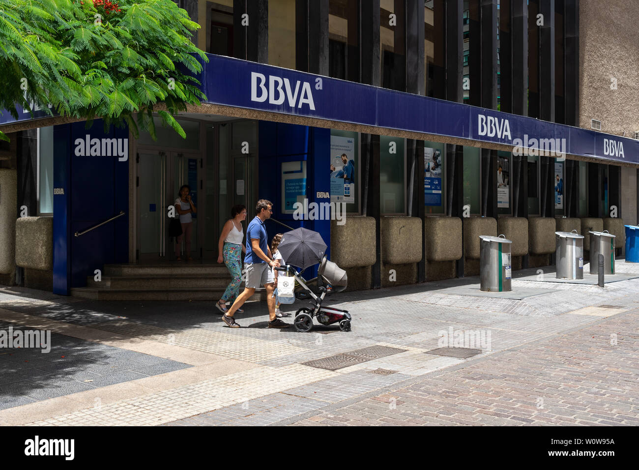 SANTA CRUZ, Islas Canarias, España - 28 de julio de 2018: la oficina del Banco Bilbao Vizcaya Argentaria (BBVA) en una calle comercial en la parte histórica de la ciudad. Santa Cruz es la ciudad capital de la isla de Tenerife. Foto de stock