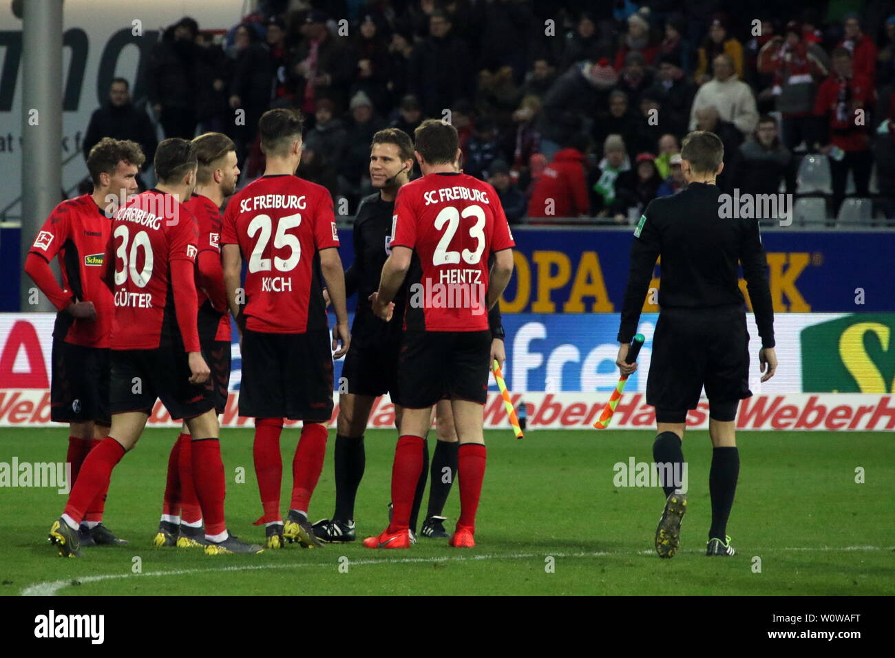 Die Freiburger Spieler mit Dominique Heintz (Freiburg) hatten Gesprächsbedarf bei Schiedsrichterin / Refferee, Dr. Felix Brych (München), 1. BL: 18-19: 21. Sptg. - Freiburg vs. VfL Wolfsburg DFL reglamentos prohíben cualquier uso de las fotografías como secuencias de imágenes y/o cuasi-VIDEO FOTO: Joachim Hahne/johapress Foto de stock