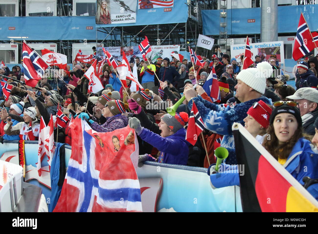 Die Norwegischen Fans sind beim Sieg von Maren Lundby (aus dem Häuschen Norwegen) - Einzelwettkampf Frauen, FIS Nordische Ski-WM 2019 en Seefeld Foto de stock