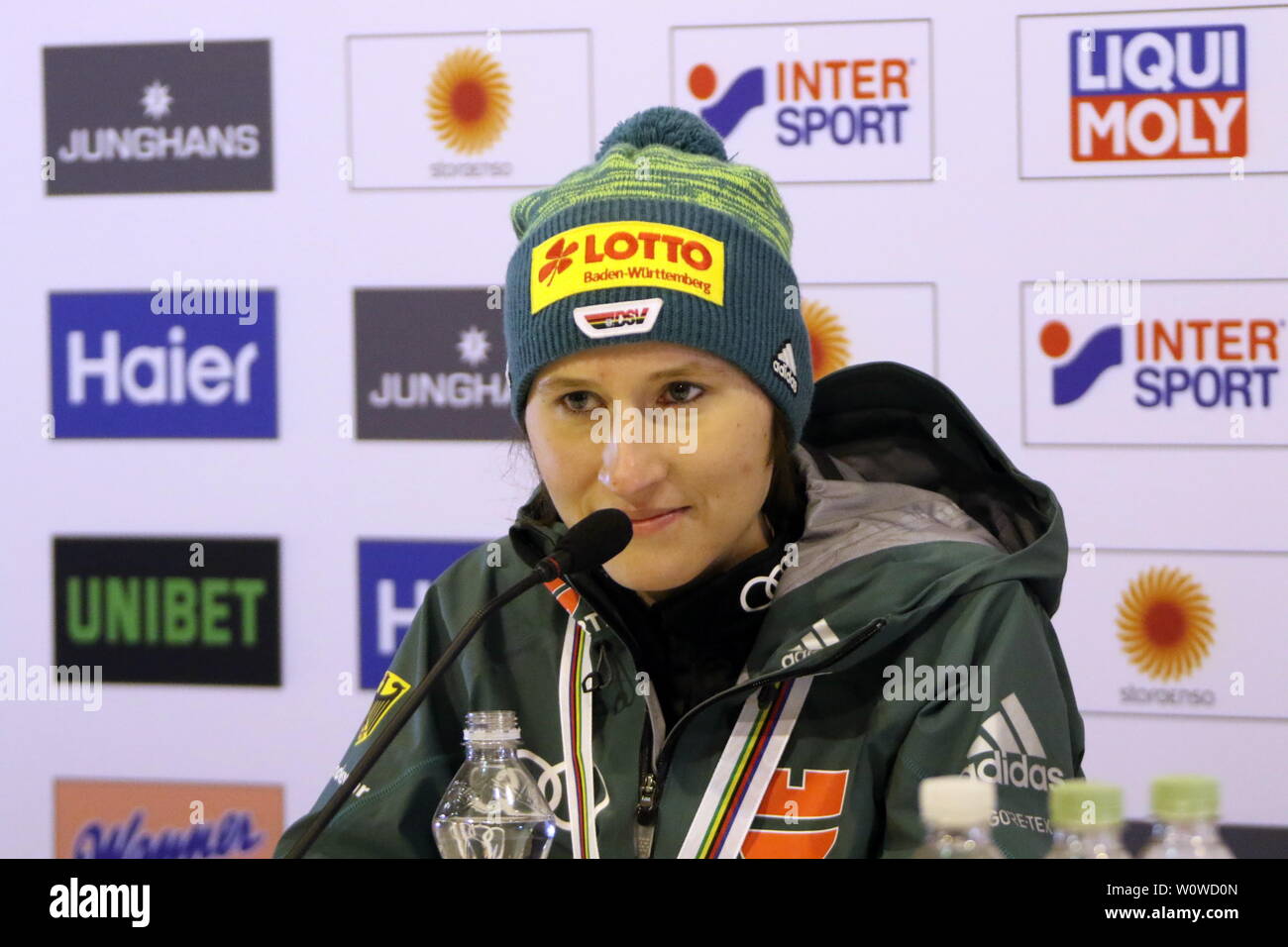 Ramona Straub (SC) bei Pressekonferenz Langenordnach, PK, Teamspringen Frauen, FIS Nordische Ski-WM 2019 en Seefeld Foto de stock