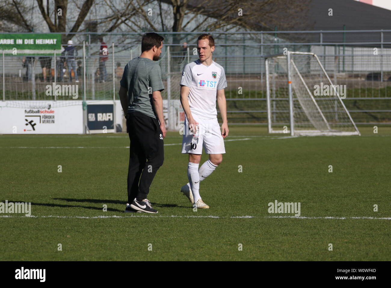 Gesprächsbedarf_ Steven Jones VfR Wormatia Worms) und Jan-Lucas Dorow (Wormatia Worms) nach dem Spiel der fussball-RL Südwest 18-19 - 26. Spieltag: Freiburg II - Wormatia Worms Foto de stock