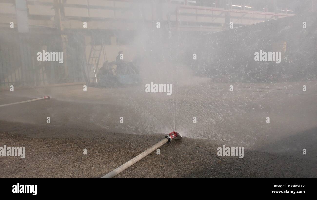 Los bomberos conectar tuberías de agua, crear muro de agua durante un simulacro en el Hospital Haemek. Afula, Israel, 30 de enero de 2017 Foto de stock