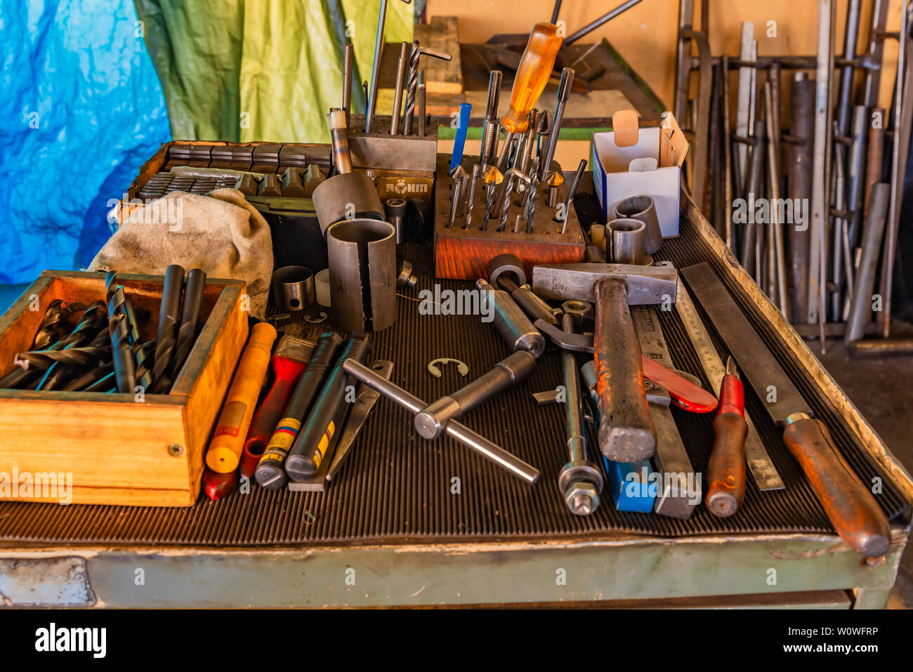 Eines Drehers Aufgeräumter Arbeitsplatz mit die Werkzeugen benötigt. Foto de stock