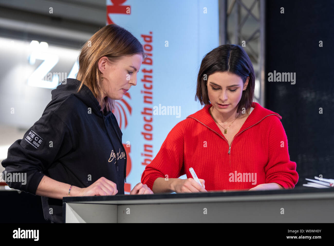 Lena Meyer-Landrut Autogrammstunde mit zu ihrem Albumstart "Sólo el amor, L" im ALEXA Berlín / 090419 Foto de stock