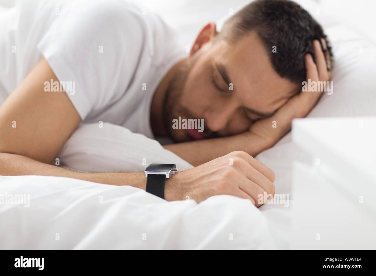 Cerca del hombre con smart watch durmiendo en cama Fotografía de stock -  Alamy