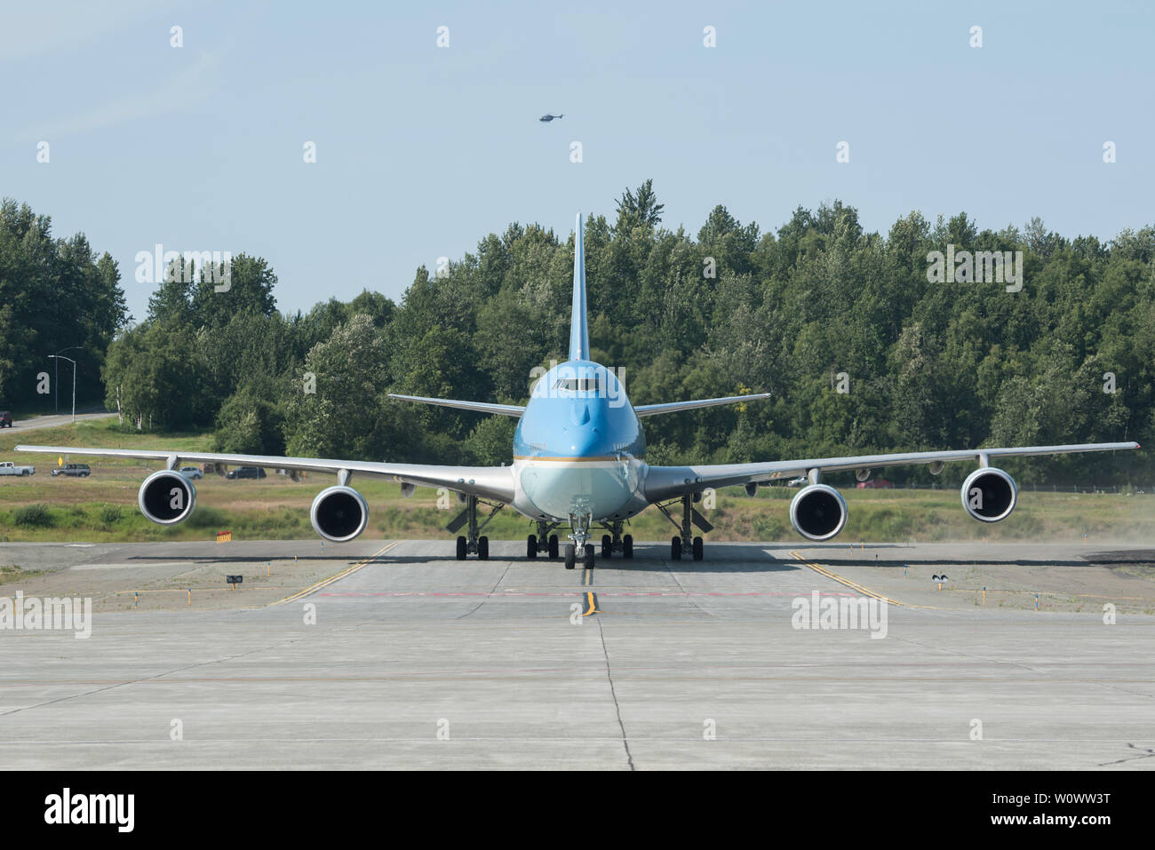 Air Force One de taxis para ser recargadas en base conjunta  Elmendorf-Richardson, Alaska, 26 de junio de 2019. El avión que  transportaba al Presidente Donald Trump, aterrizó en JBER para  reabastecerse de
