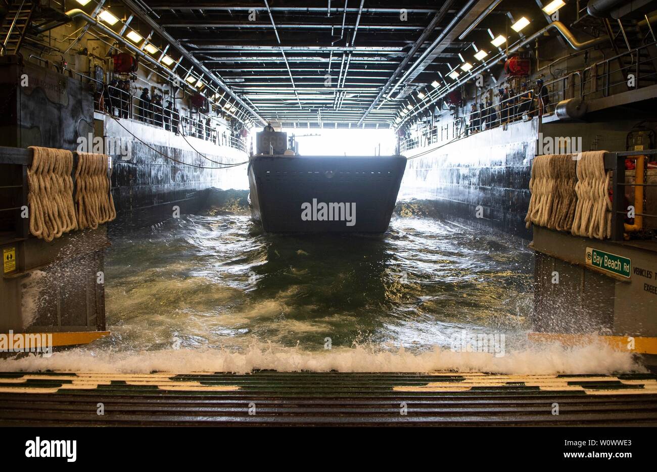 190627-N-DX072-1133 MAR DEL CORAL (Junio 27, 2019) Landing Craft, utilidad (LCU) 1666, asignado a la unidad de playa navales (NBU) 7, entra en la cubierta del buque anfibio de transporte dock USS Green Bay (LPD 20). Green Bay, parte de las WASP Amphibious Ready Group, inició con 31 Unidad Expedicionaria de los Infantes de Marina, está operando en la región del Indo-Pacífico para mejorar la interoperabilidad con los socios y servir como fuerza de respuesta preparada para cualquier tipo de contingencia, al mismo tiempo que proporciona un mecanismo flexible y letal de la fuerza de respuesta de crisis listo para realizar una amplia gama de operaciones militares. (Ee.Uu. Navy photo by Mass Foto de stock