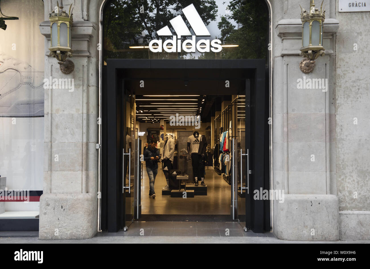burbuja Alargar Todo el mundo Mayo 29, 2019 - España - Un cliente sale de una multinacional alemana de  ropa deportiva Adidas store