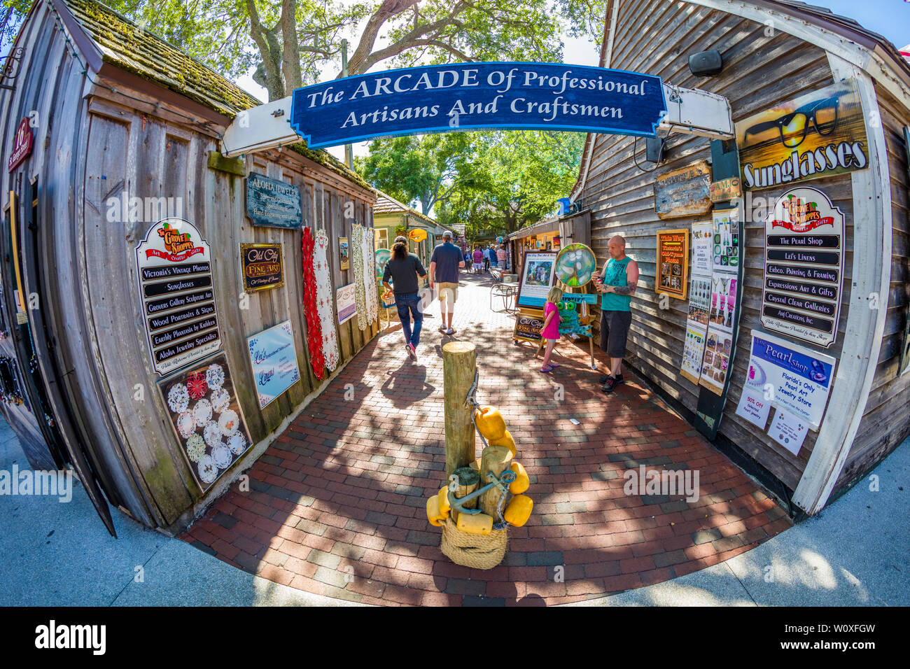 Turistas en el callejón de la histórica St George Street, en pleno centro de la ciudad de San Agustín, Florida, la ciudad más antigua de América Foto de stock