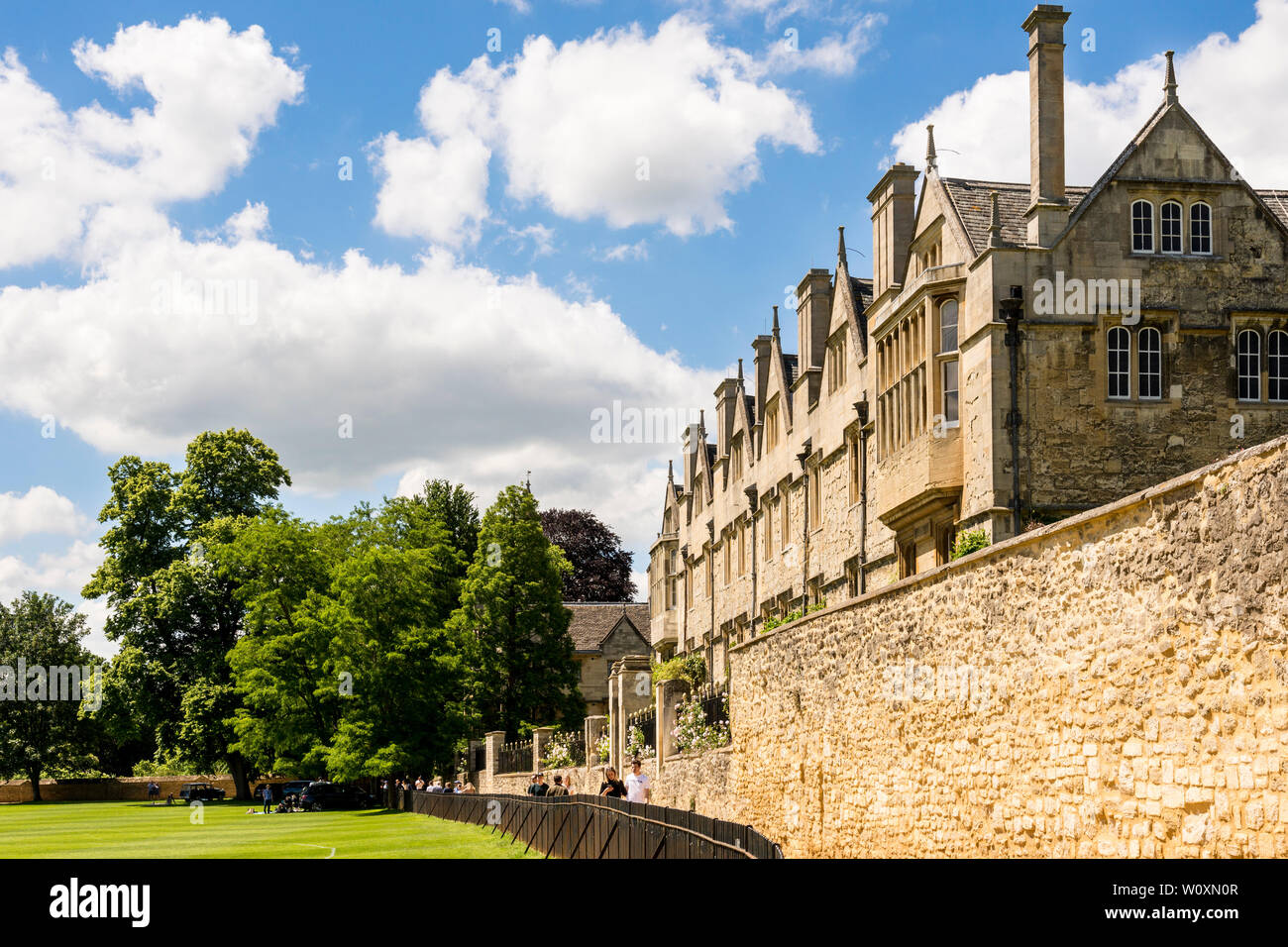 La parte posterior de Merton College brillantemente iluminada por el sol bajo un cielo azul con nubes blancas en un hermoso día de verano en la famosa ciudad universitaria de Oxford. Foto de stock