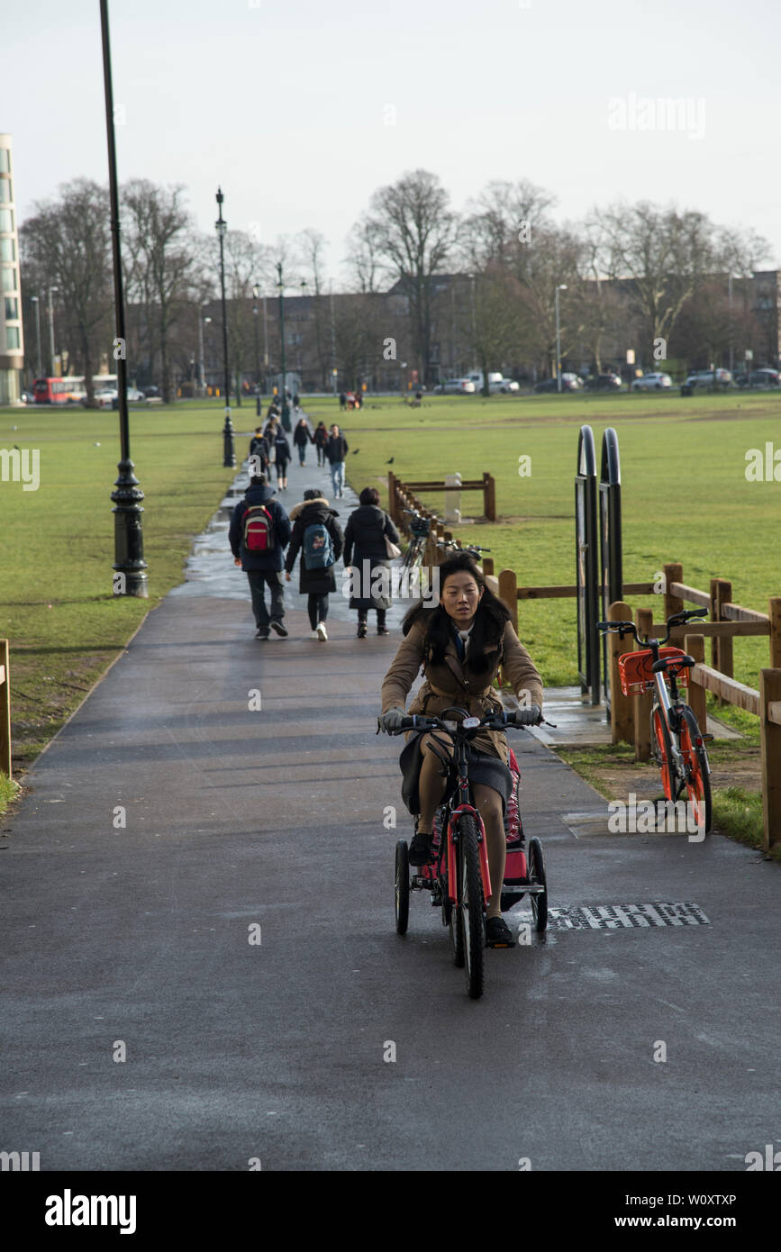 Los ciclistas y peatones Parker's Piece de Cambridge central 2019 Foto de stock