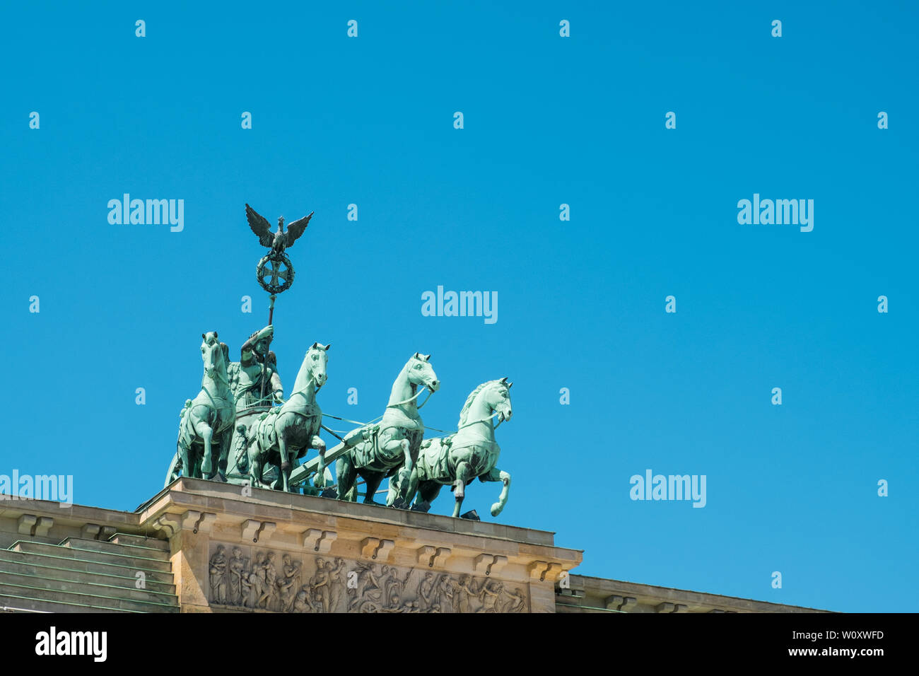 Parte superior de Brandenburger Tor - Berlín Alemania - Puerta de Brandenburgo Foto de stock