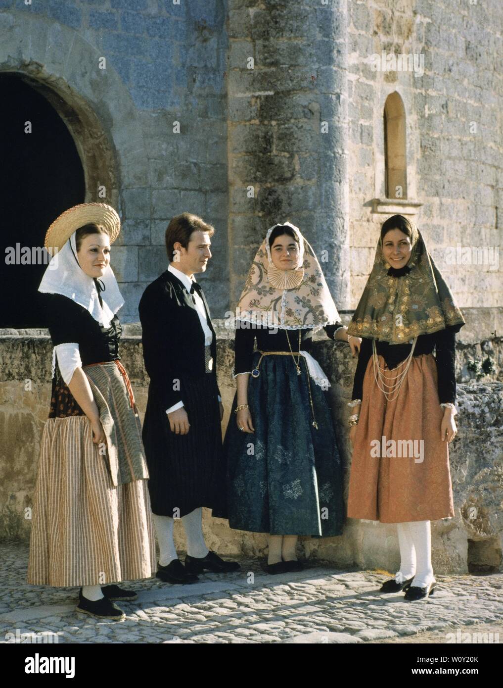 TRAJE REGIONAL DE MALLORCA- mallorquines en traje de fiesta Fotografía de  stock - Alamy