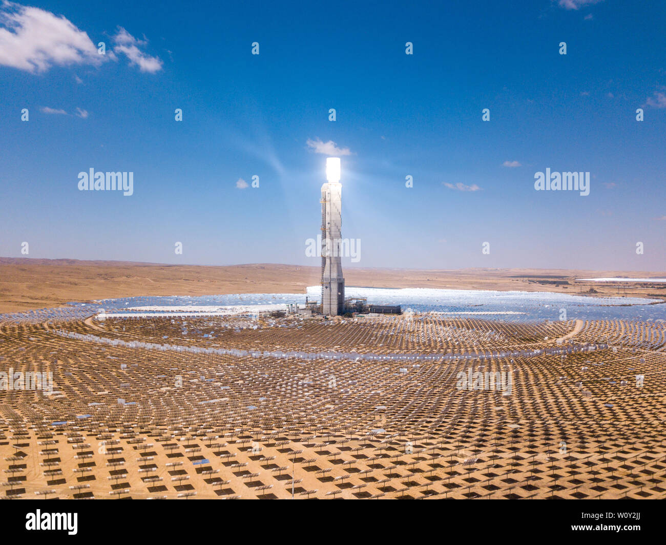 Torre de energía solar y espejos en los que concentrar los rayos del sol en una torre de coleccionista para producir energías, libre de contaminación, energía, imagen aérea. Foto de stock