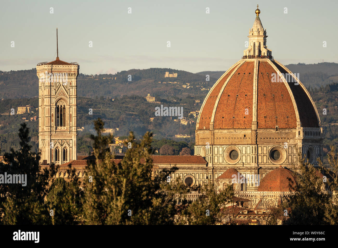 La Catedral de Florencia (Duomo di Firenze) y el Campanario de Giotto, la Toscana, Italia. Santa Maria del Fiore (1296-1436) sitio de patrimonio mundial de la UNESCO Foto de stock