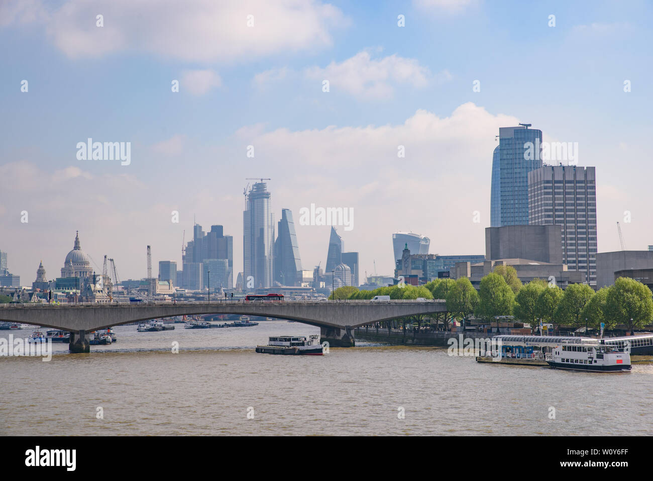 Botes en el Río Támesis en Londres, Reino Unido Foto de stock