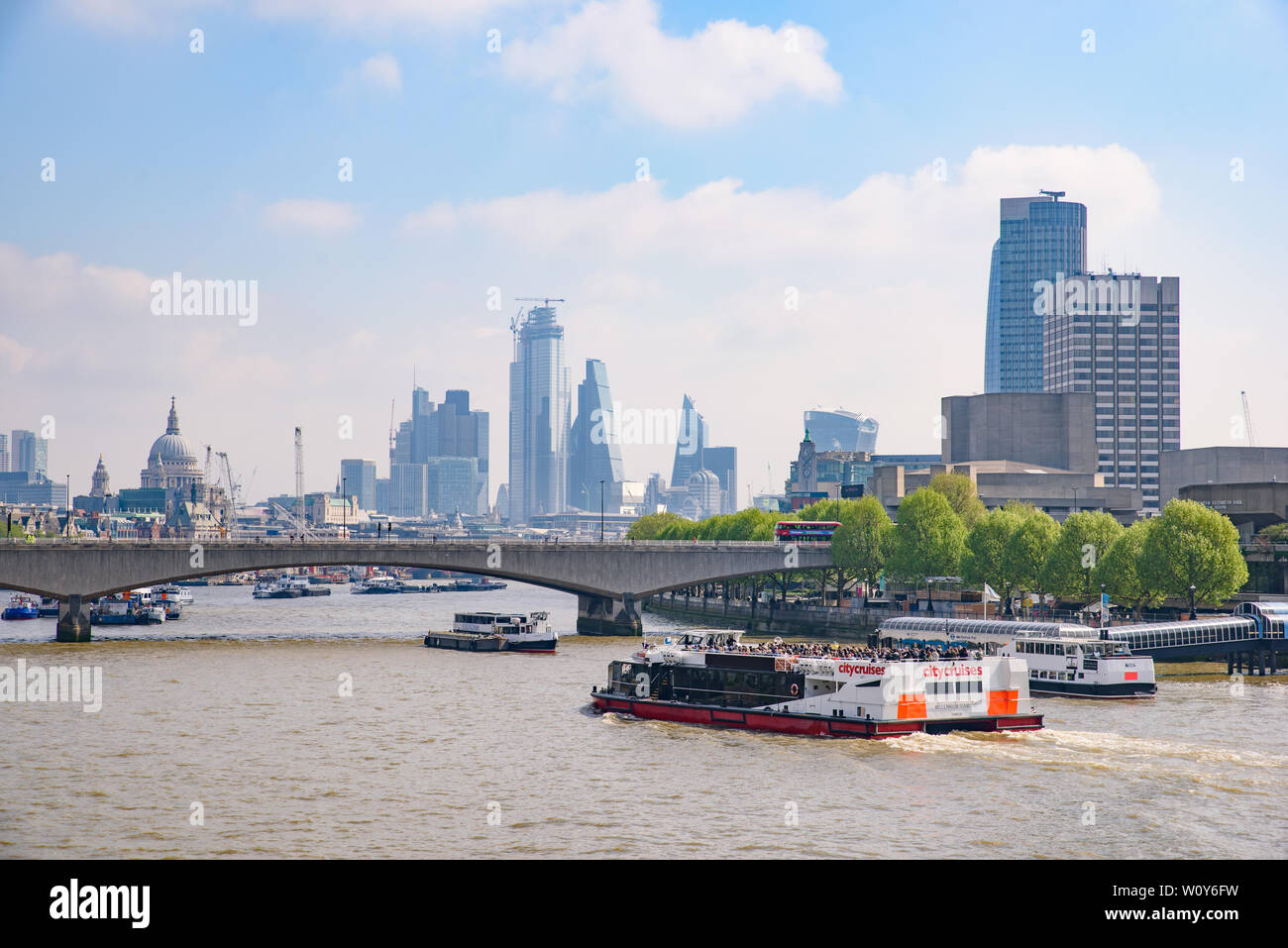 Botes en el Río Támesis en Londres, Reino Unido Foto de stock