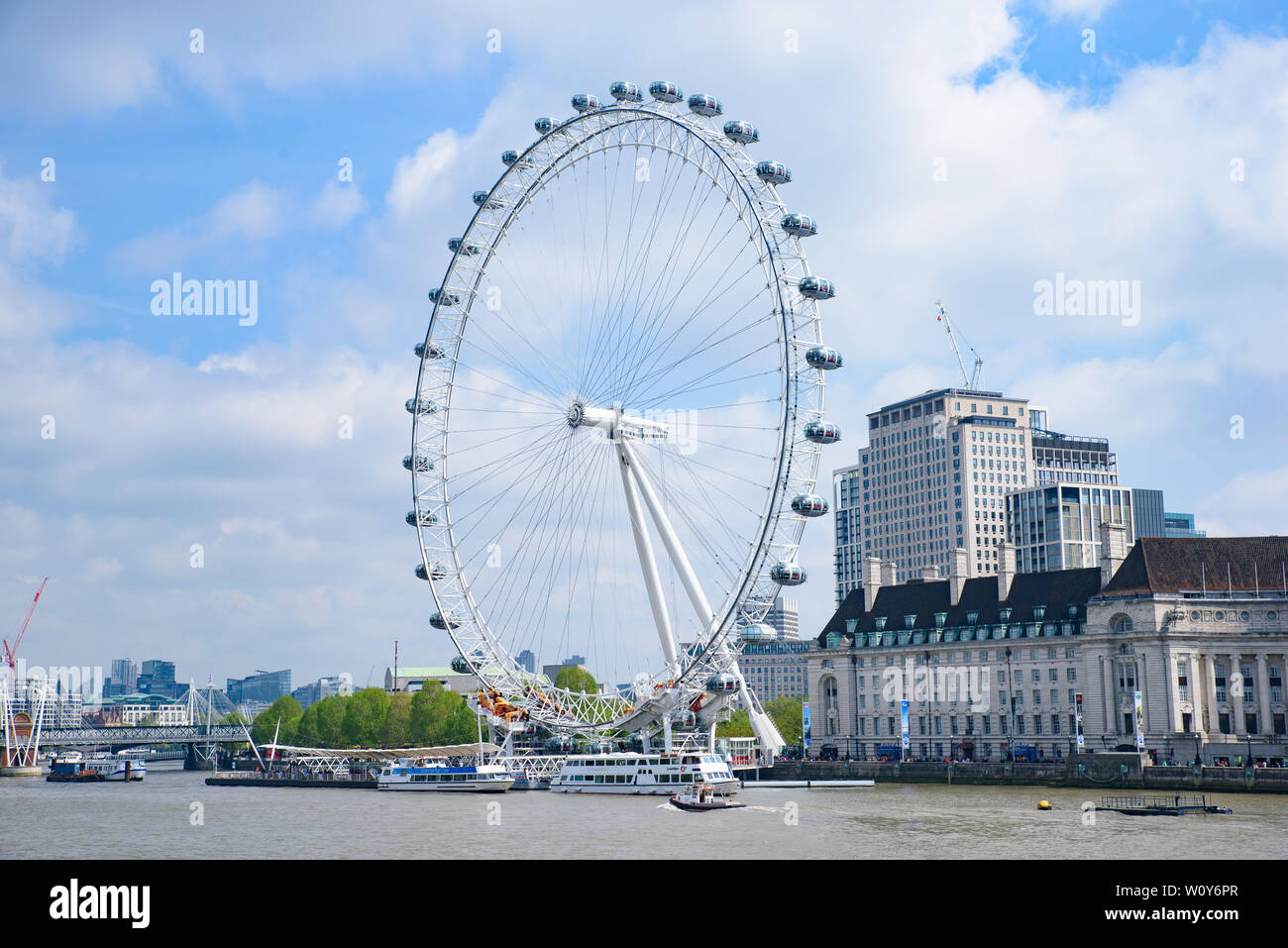 El London Eye, la famosa noria de observación en la orilla sur del río Támesis en Londres, Reino Unido Foto de stock