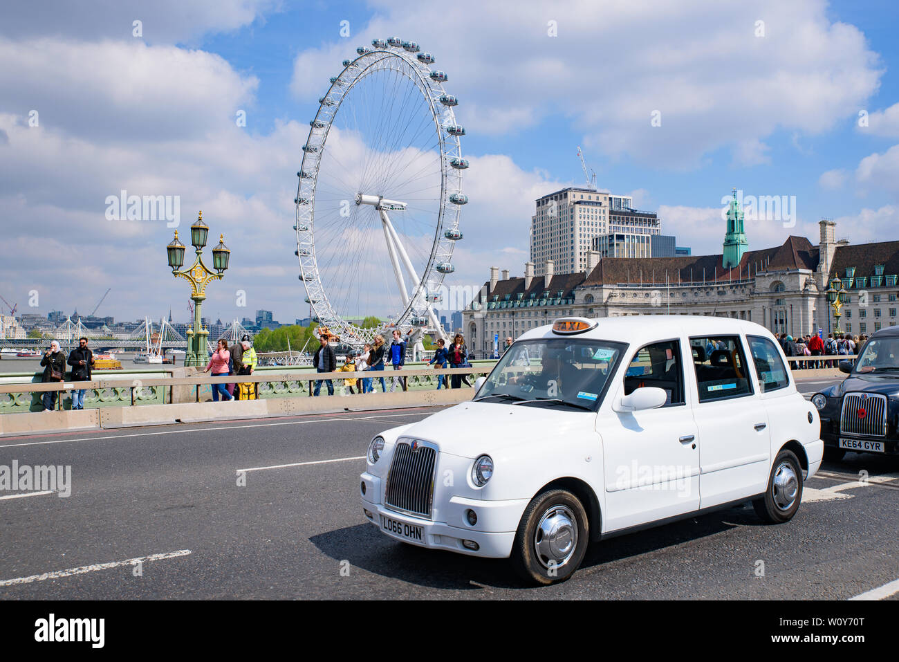 Taxi británico en el puente Westminster en Londres, Reino Unido Foto de stock