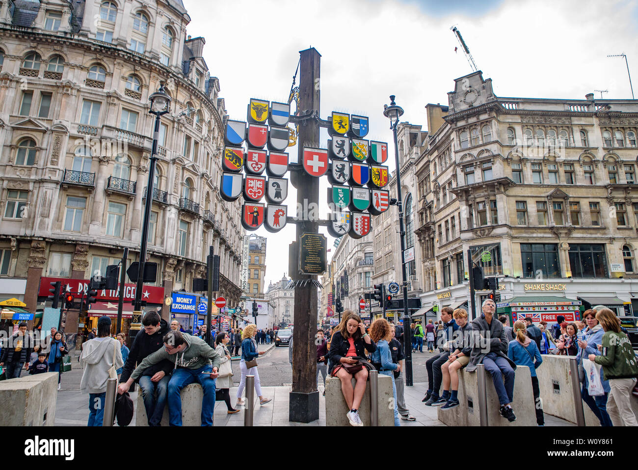 Árbol cantonales suizas en Leicester Square, Londres, Reino Unido Foto de stock