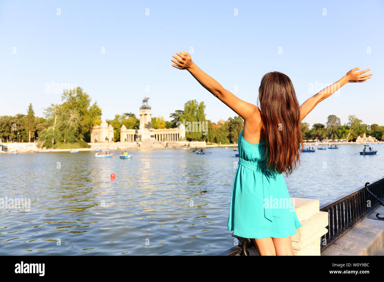 Feliz éxito Madrid mujer Parque el Retiro. Éxito chica con brazos extendidos en por el lago el Retiro en Madrid, España, Europa. Mujer en ropa de verano Fotografía de