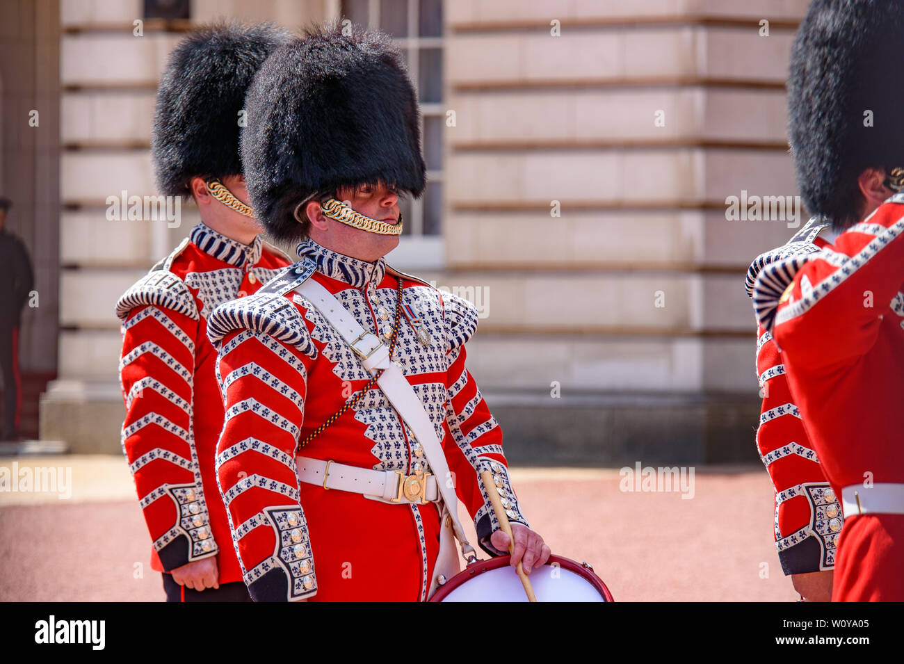 Ceremonia de cambio de guardia en la explanada del Palacio de Buckingham, Londres, Reino Unido. Foto de stock