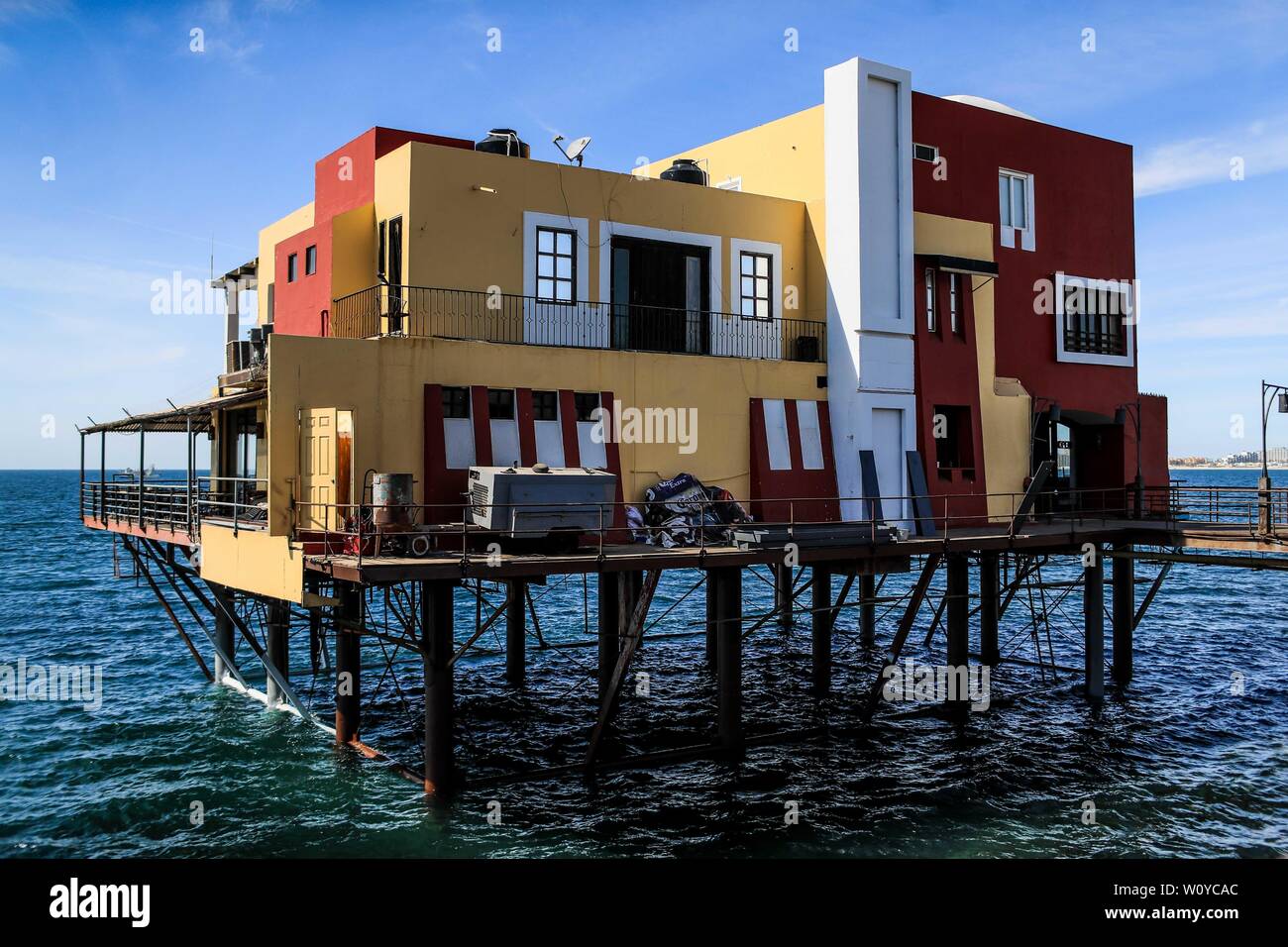 Casa y restaurante en el agua de mar en el destino turístico de Puerto  Peñasco, Sonora, México. Casa y restaurante sobre el agua del mar en el  destin Fotografía de stock -