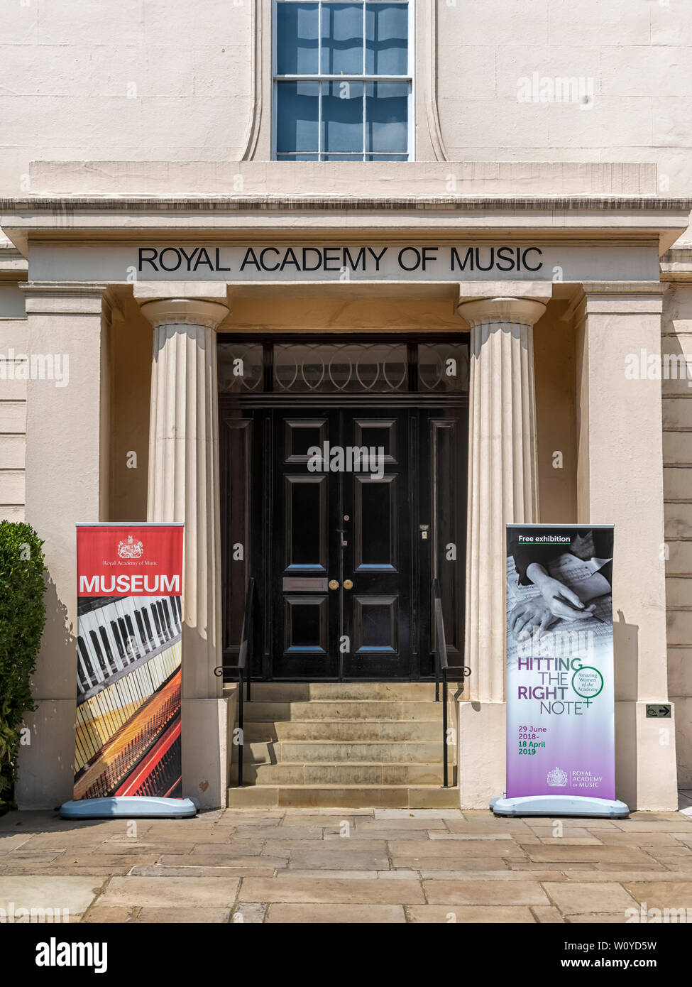 LONDRES, Reino Unido - 08 DE JULIO de 2018: Entrada a la Royal Music Academy en Marylebone Road Foto de stock