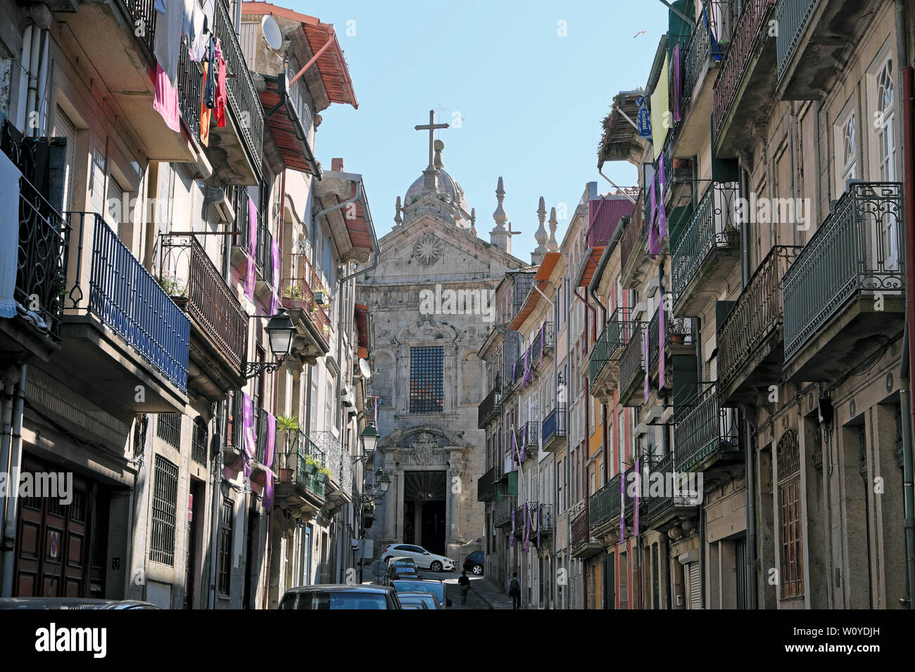 Ver Igreja de Nossa Senhora da Vitória al final de la calle de Porto con balcones colgantes de lavado seco a Oporto Portugal Europa KATHY DEWITT Fotografía de stock - Alamy