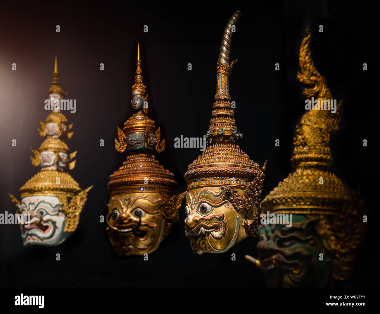 Artesanía tailandesa cabeza máscara personaje de ramayana épico para tailandés khon arte colección de baile con fondo oscuro y baja iluminación. Foto de stock