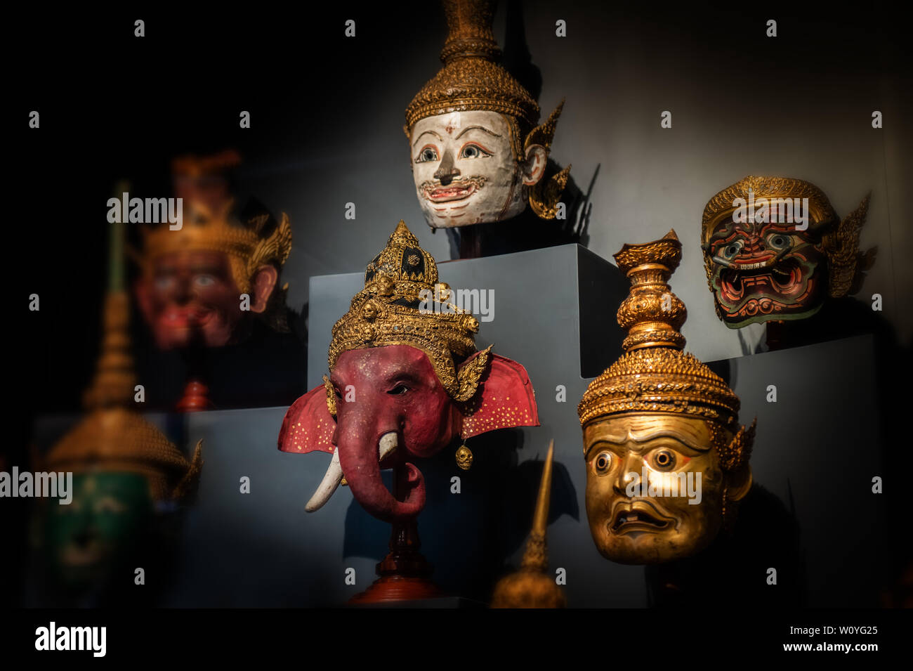 Artesanía tailandesa cabeza máscara personaje de ramayana épico para tailandés khon arte colección de baile con fondo oscuro y baja iluminación. Foto de stock